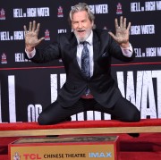 Джефф Бриджес (Jeff Bridges) Attends his own hand and footprints ceremony at TCL Chinese Theater in Los Angeles, 06.01.2017 (189xHQ) 4b4755525980045