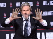 Джефф Бриджес (Jeff Bridges) Attends his own hand and footprints ceremony at TCL Chinese Theater in Los Angeles, 06.01.2017 (189xHQ) 5d4ac2525980057