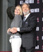 Джефф Бриджес (Jeff Bridges) Attends his own hand and footprints ceremony at TCL Chinese Theater in Los Angeles, 06.01.2017 (189xHQ) 7bd43b525981345
