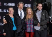 Джефф Бриджес (Jeff Bridges) Attends his own hand and footprints ceremony at TCL Chinese Theater in Los Angeles, 06.01.2017 (189xHQ) 9cc916525982935