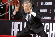 Джефф Бриджес (Jeff Bridges) Attends his own hand and footprints ceremony at TCL Chinese Theater in Los Angeles, 06.01.2017 (189xHQ) A52f5f525982307