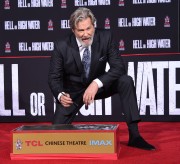 Джефф Бриджес (Jeff Bridges) Attends his own hand and footprints ceremony at TCL Chinese Theater in Los Angeles, 06.01.2017 (189xHQ) A82a10525980744