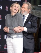Джефф Бриджес (Jeff Bridges) Attends his own hand and footprints ceremony at TCL Chinese Theater in Los Angeles, 06.01.2017 (189xHQ) B7d11a525982991
