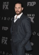 Том Харди (Tom Hardy) 'Taboo' premiere at DGA Theater in Los Angeles, 09.01.2017 (96xHQ) Cca92c525984295