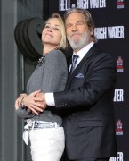 Джефф Бриджес (Jeff Bridges) Attends his own hand and footprints ceremony at TCL Chinese Theater in Los Angeles, 06.01.2017 (189xHQ) Ce9e4f525982292