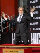 Джефф Бриджес (Jeff Bridges) Attends his own hand and footprints ceremony at TCL Chinese Theater in Los Angeles, 06.01.2017 (189xHQ) Eb9ebd525981812
