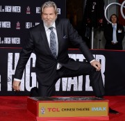 Джефф Бриджес (Jeff Bridges) Attends his own hand and footprints ceremony at TCL Chinese Theater in Los Angeles, 06.01.2017 (189xHQ) F839bf525982865
