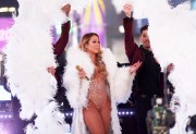 Мэрайя Кэри (Mariah Carey) New Year's Eve Celebration in New York, 31.12.2016 (161xHQ) 0d5e2a526035467