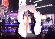 Мэрайя Кэри (Mariah Carey) New Year's Eve Celebration in New York, 31.12.2016 (161xHQ) 16f87b526032855