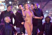Мэрайя Кэри (Mariah Carey) New Year's Eve Celebration in New York, 31.12.2016 (161xHQ) 2347db526035779