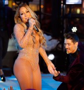 Мэрайя Кэри (Mariah Carey) New Year's Eve Celebration in New York, 31.12.2016 (161xHQ) 25678c526034807
