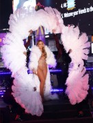 Мэрайя Кэри (Mariah Carey) New Year's Eve Celebration in New York, 31.12.2016 (161xHQ) 299edb526034211
