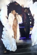 Мэрайя Кэри (Mariah Carey) New Year's Eve Celebration in New York, 31.12.2016 (161xHQ) 2c9def526035746