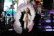 Мэрайя Кэри (Mariah Carey) New Year's Eve Celebration in New York, 31.12.2016 (161xHQ) 300623526035692