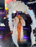 Мэрайя Кэри (Mariah Carey) New Year's Eve Celebration in New York, 31.12.2016 (161xHQ) 41d102526034610