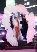 Мэрайя Кэри (Mariah Carey) New Year's Eve Celebration in New York, 31.12.2016 (161xHQ) 6fe0d1526033239