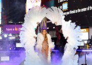 Мэрайя Кэри (Mariah Carey) New Year's Eve Celebration in New York, 31.12.2016 (161xHQ) 79ff47526034941