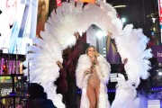 Мэрайя Кэри (Mariah Carey) New Year's Eve Celebration in New York, 31.12.2016 (161xHQ) 9e9c9b526035914