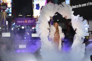 Мэрайя Кэри (Mariah Carey) New Year's Eve Celebration in New York, 31.12.2016 (161xHQ) Cf555c526035367