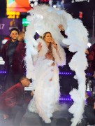 Мэрайя Кэри (Mariah Carey) New Year's Eve Celebration in New York, 31.12.2016 (161xHQ) D41b7c526033634