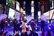 Мэрайя Кэри (Mariah Carey) New Year's Eve Celebration in New York, 31.12.2016 (161xHQ) F66b8e526035830