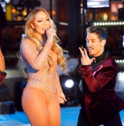 Мэрайя Кэри (Mariah Carey) New Year's Eve Celebration in New York, 31.12.2016 (161xHQ) F6e0e8526033104
