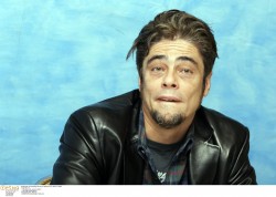 Бенисио Дель Торо (Benicio Del Toro) "Sin City" press conference - March 19, 2005 RETNA (20xHQ)  0135a2526396488
