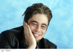Бенисио Дель Торо (Benicio Del Toro) "Sin City" press conference - March 19, 2005 RETNA (20xHQ)  1afce5526396473