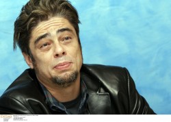 Бенисио Дель Торо (Benicio Del Toro) "Sin City" press conference - March 19, 2005 RETNA (20xHQ)  20de39526396444