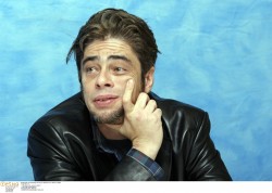 Бенисио Дель Торо (Benicio Del Toro) "Sin City" press conference - March 19, 2005 RETNA (20xHQ)  3a3ae8526396517