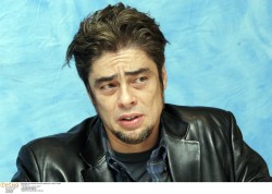 Бенисио Дель Торо (Benicio Del Toro) "Sin City" press conference - March 19, 2005 RETNA (20xHQ)  516be2526396534