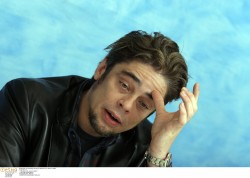 Бенисио Дель Торо (Benicio Del Toro) "Sin City" press conference - March 19, 2005 RETNA (20xHQ)  52651e526396465