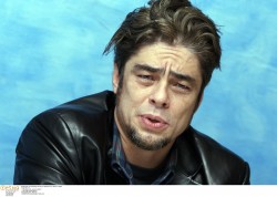 Бенисио Дель Торо (Benicio Del Toro) "Sin City" press conference - March 19, 2005 RETNA (20xHQ)  5e2de6526396452