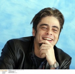 Бенисио Дель Торо (Benicio Del Toro) "Sin City" press conference - March 19, 2005 RETNA (20xHQ)  800f05526396470