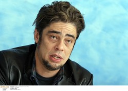 Бенисио Дель Торо (Benicio Del Toro) "Sin City" press conference - March 19, 2005 RETNA (20xHQ)  C9364e526396460