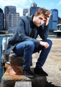 Роберт Паттинсон (Robert Pattinson) промо фотосессия 'Breaking Dawn - Part 2' в Сидней, 22.10.12 (62xHQ) 650e23526929957