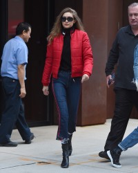 Bella Hadid and Gigi Hadid - Leaving Gigi's apartment in Manhattan (January 29, 2017)