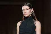 Белла Хадид (Bella Hadid) Givency Fall 2017 Menswear (43xHQ) 040099530812519
