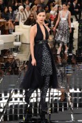 Белла Хадид (Bella Hadid) Chanel Haute Couture SS 2017 (75xHQ) 0de58c530810776