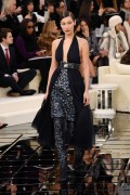 Белла Хадид (Bella Hadid) Chanel Haute Couture SS 2017 (75xHQ) 31514f530810680