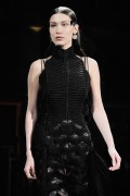 Белла Хадид (Bella Hadid) Givency Fall 2017 Menswear (43xHQ) 3857a8530812064