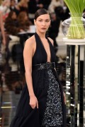 Белла Хадид (Bella Hadid) Chanel Haute Couture SS 2017 (75xHQ) 451349530810885