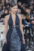 Белла Хадид (Bella Hadid) Chanel Haute Couture SS 2017 (75xHQ) 4728d1530811655