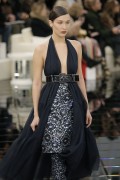 Белла Хадид (Bella Hadid) Chanel Haute Couture SS 2017 (75xHQ) 49f77e530811990