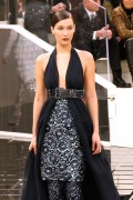 Белла Хадид (Bella Hadid) Chanel Haute Couture SS 2017 (75xHQ) 4c0dd4530811036