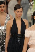 Белла Хадид (Bella Hadid) Chanel Haute Couture SS 2017 (75xHQ) A6deed530811433