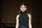 Белла Хадид (Bella Hadid) Givency Fall 2017 Menswear (43xHQ) A98141530812411