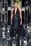 Белла Хадид (Bella Hadid) Chanel Haute Couture SS 2017 (75xHQ) E1b052530810619