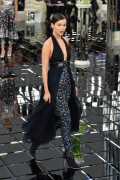 Белла Хадид (Bella Hadid) Chanel Haute Couture SS 2017 (75xHQ) Ec55db530811146
