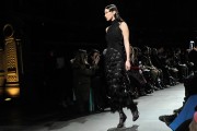 Белла Хадид (Bella Hadid) Givency Fall 2017 Menswear (43xHQ) F2798a530812231
